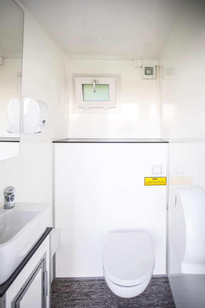 Kontorvogn to rum + toilet, 16 pers.