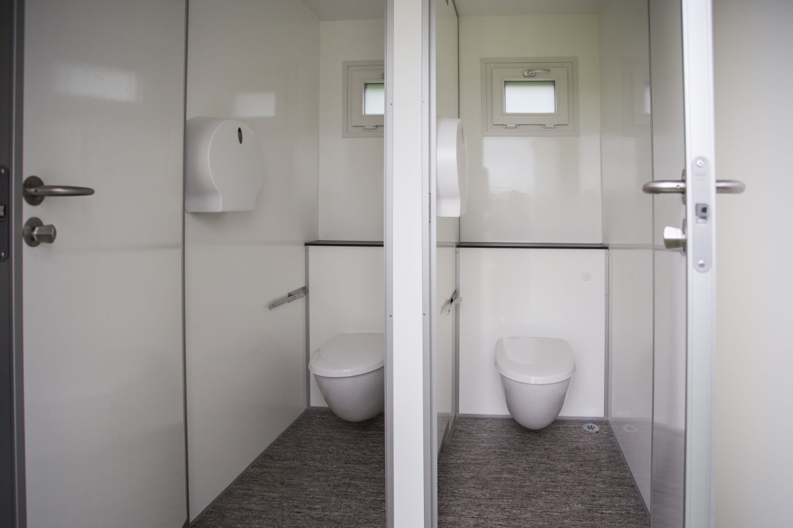 Vakuum toiletvogn med fire toiletter og tanke